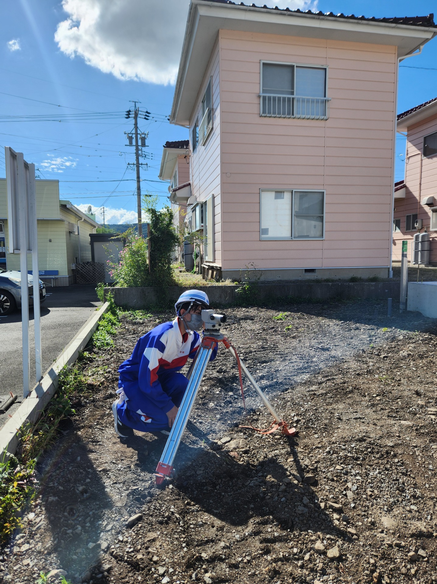 レベルを覗き込む中学生