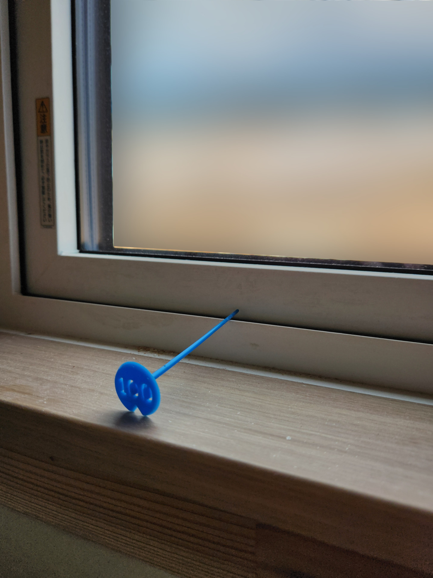 ウレタン吹付の厚みを確認する青い検査棒