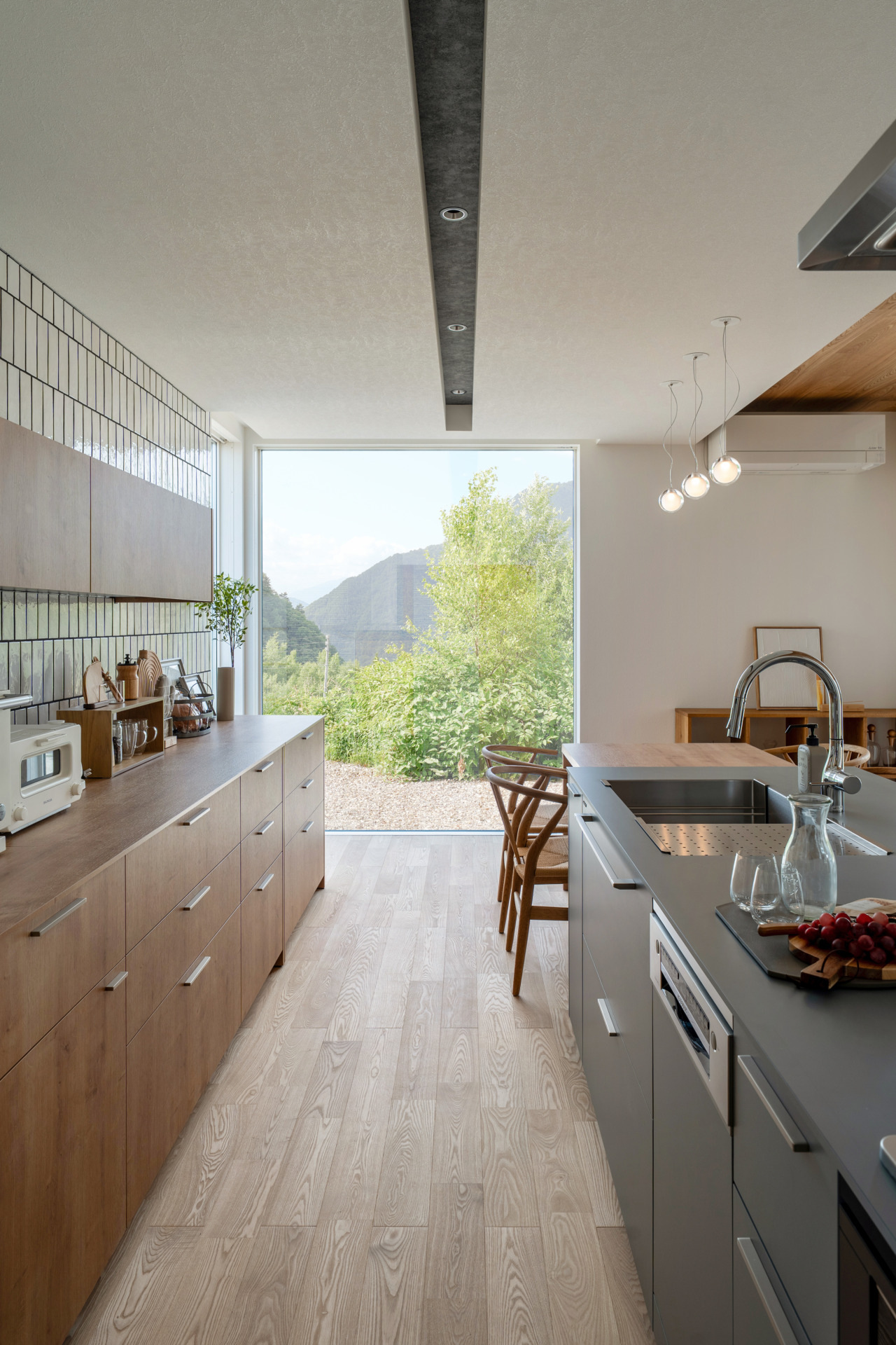 大きな窓のあるアイランドキッチン