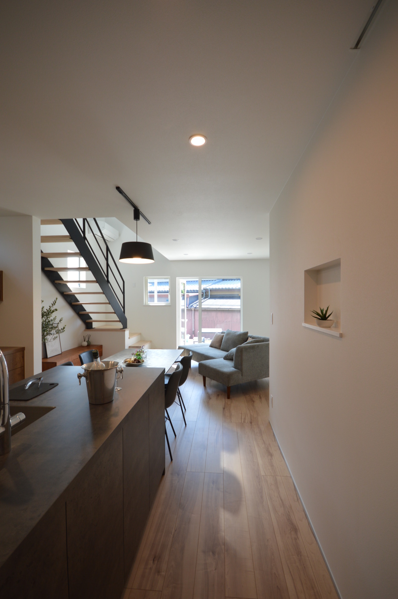 階段が印象的なミニマルモダン住宅のLDK