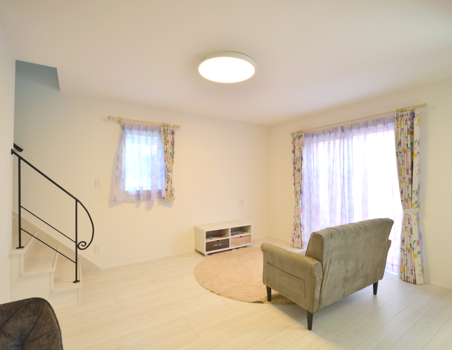 淡いピンクの家_リビング