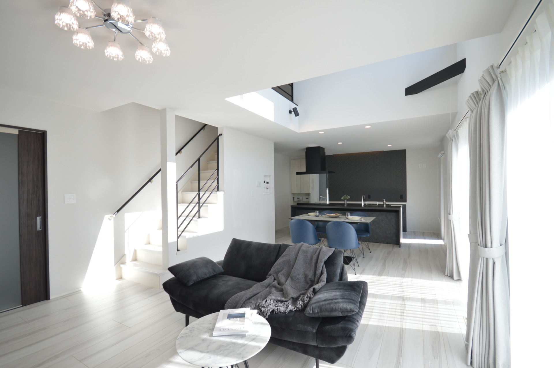 彩度を抑えたモノトーンなインテリアの住宅