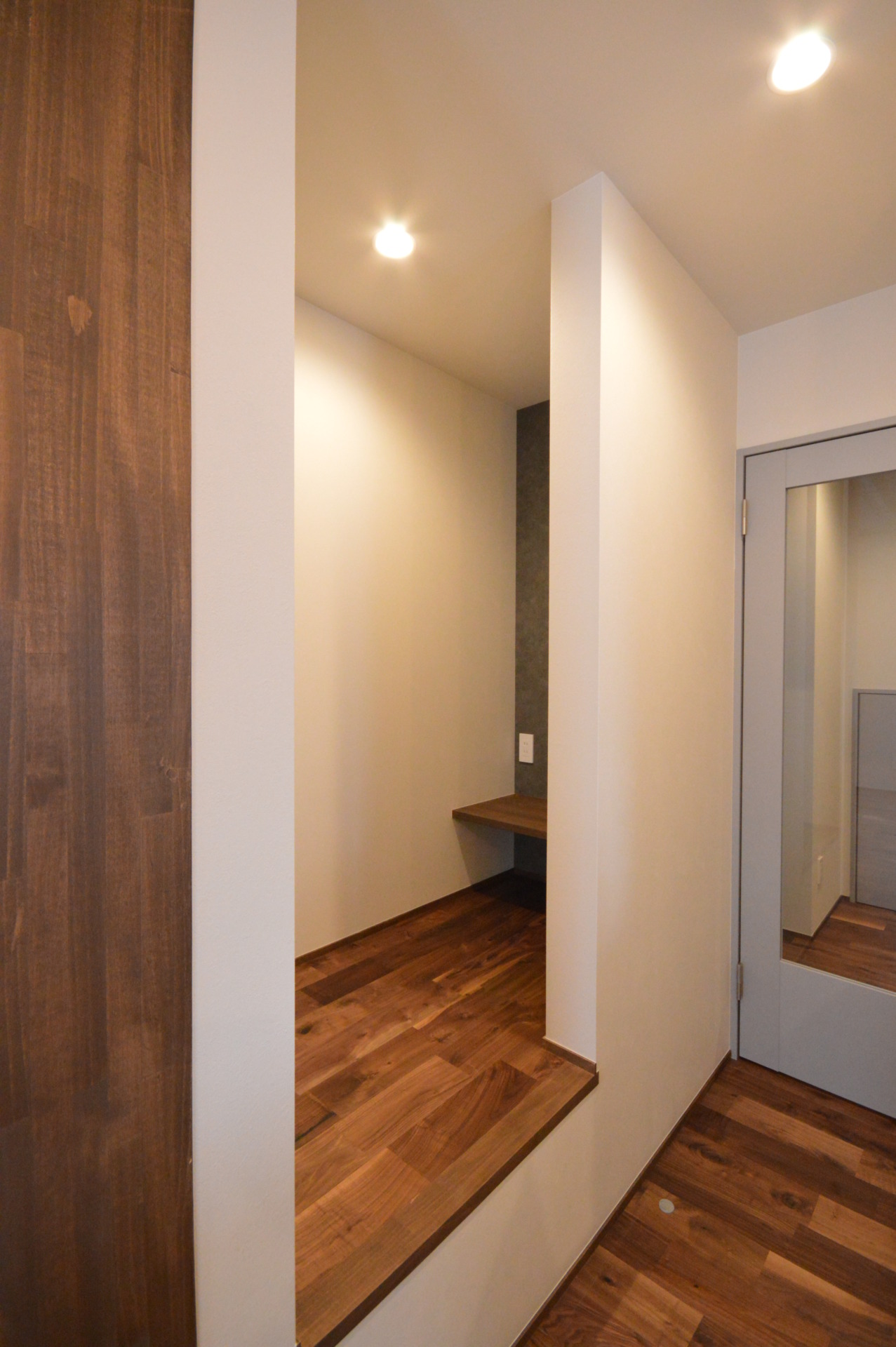 小上がりのヌック｜カウンターデスクで本を読める造作スペース