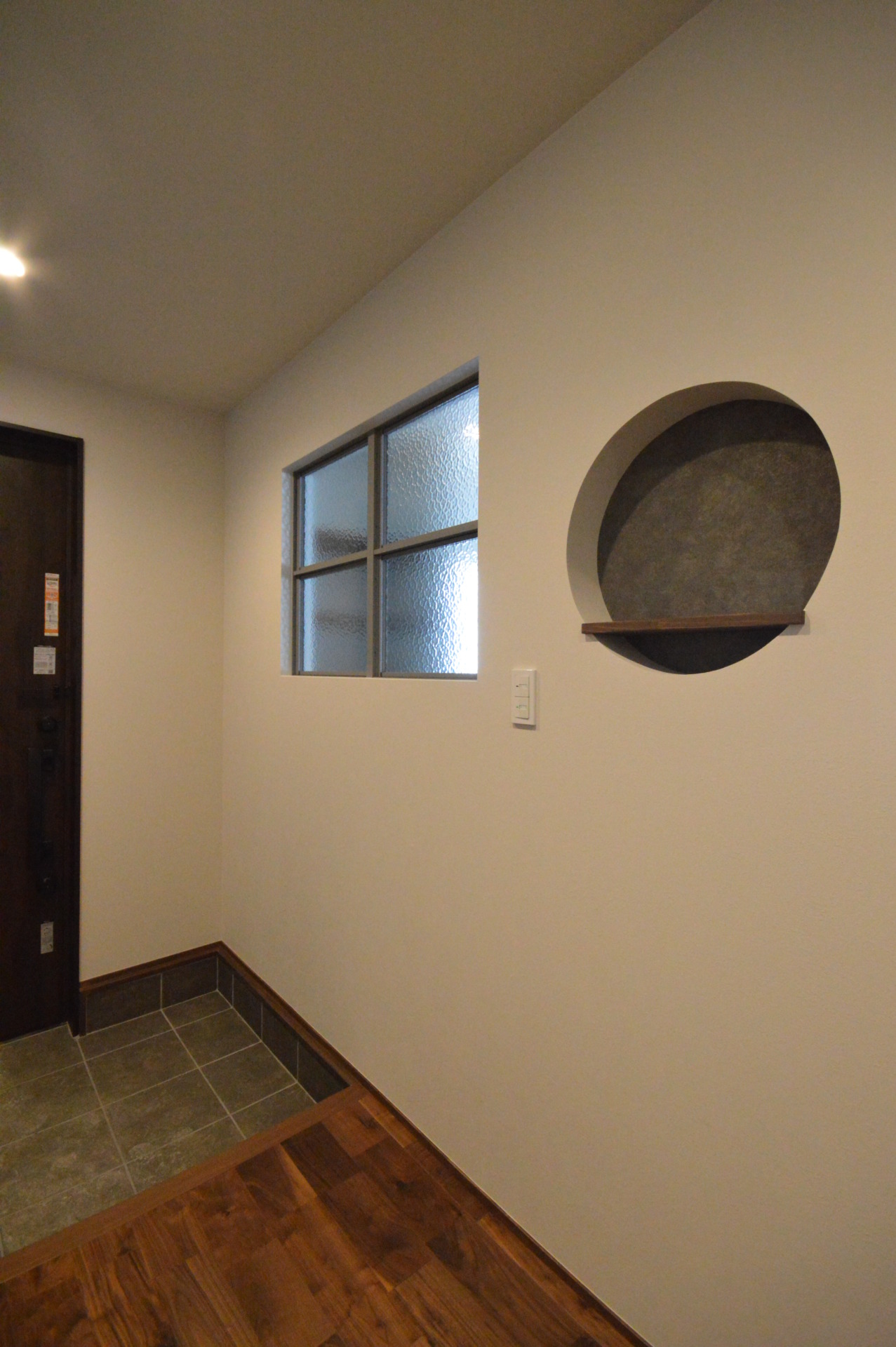 玄関ホールの丸型造作ニッチと室内窓｜こだわりのディテール