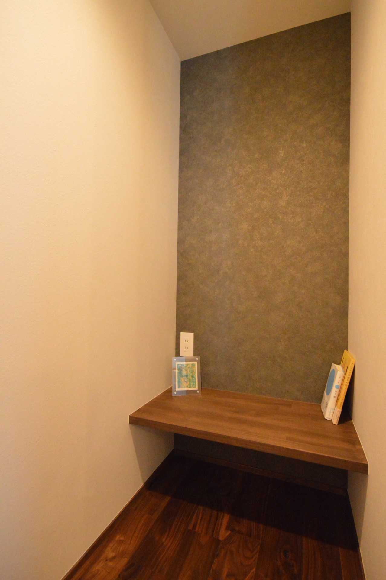 小上がりのヌックカウンター｜カウンターデスクで本を読める造作スペース