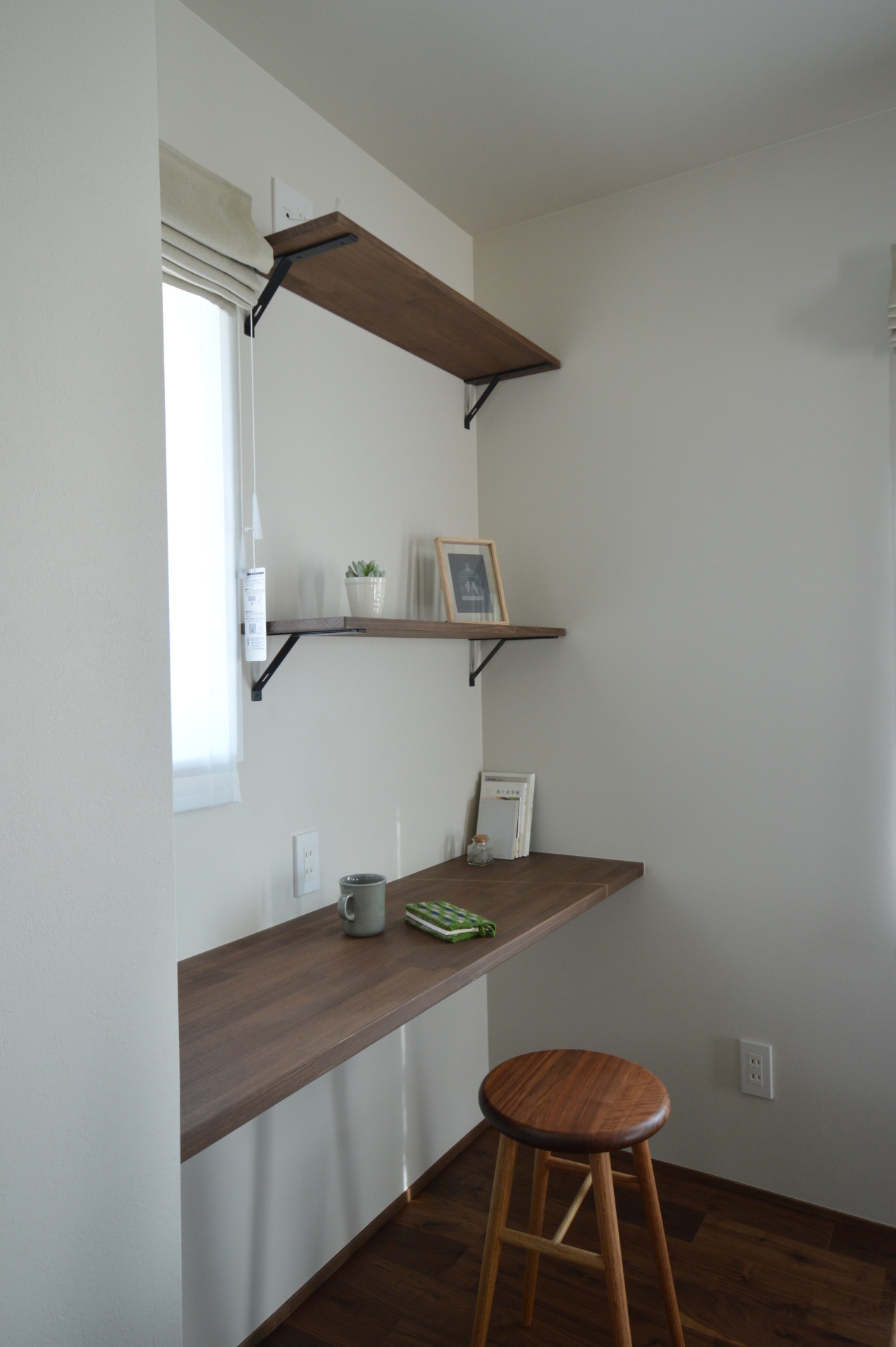 窓に面した造作カウンターの読書スペース｜窓辺のコーナーデスク