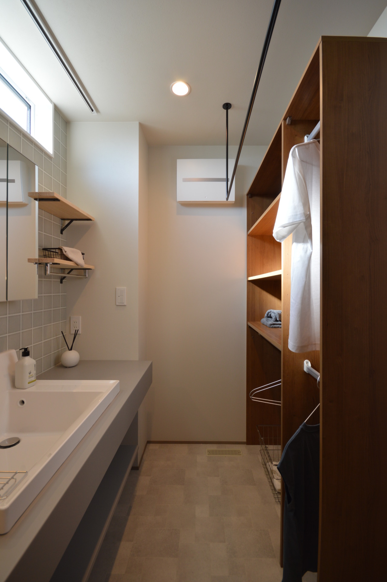 造作収納と乾太くんを備えたスタイリッシュな洗面脱衣室