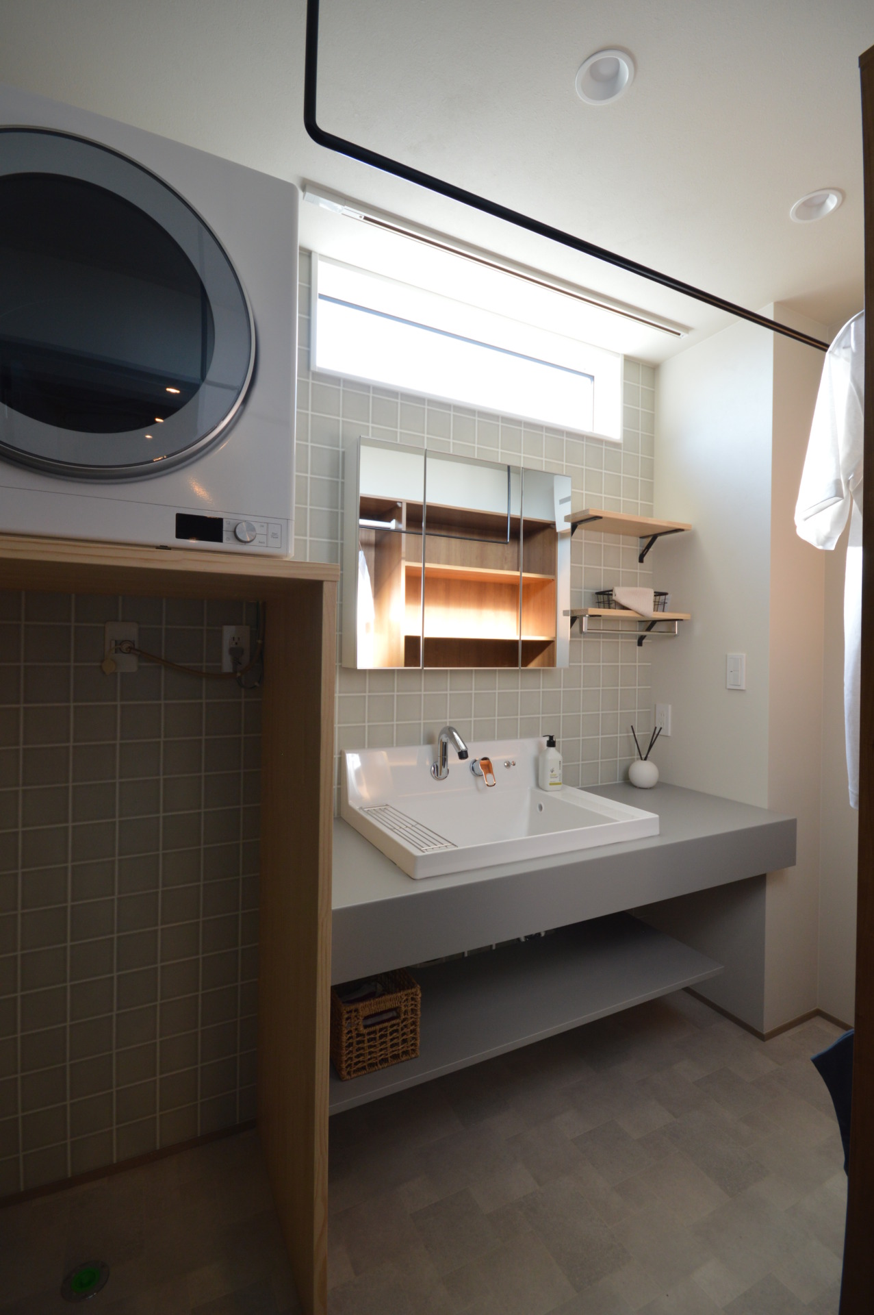 洗濯乾燥機と洗濯機を上下に設置できる造作収納