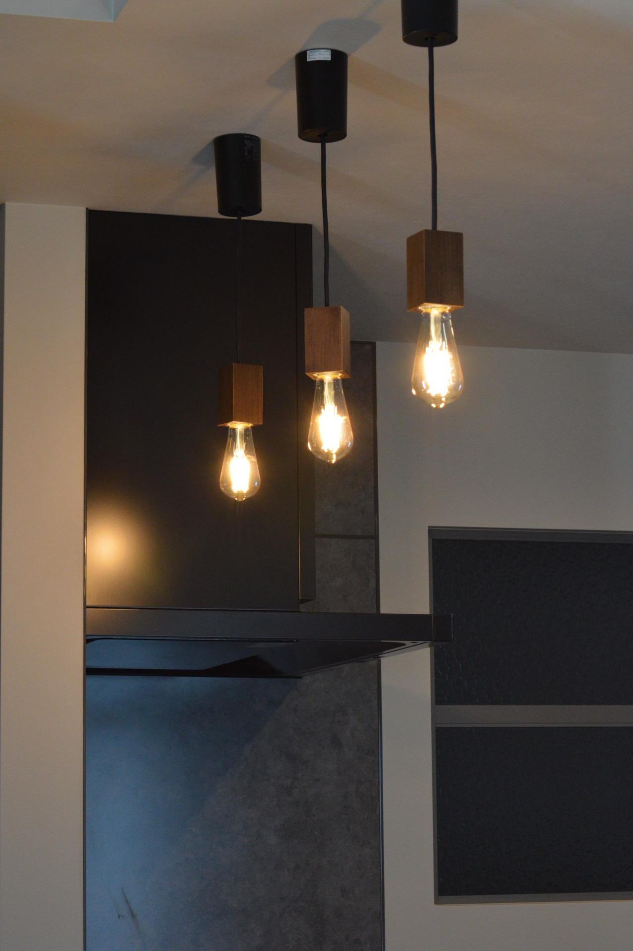 3つ並んだキッチンの手元照明。