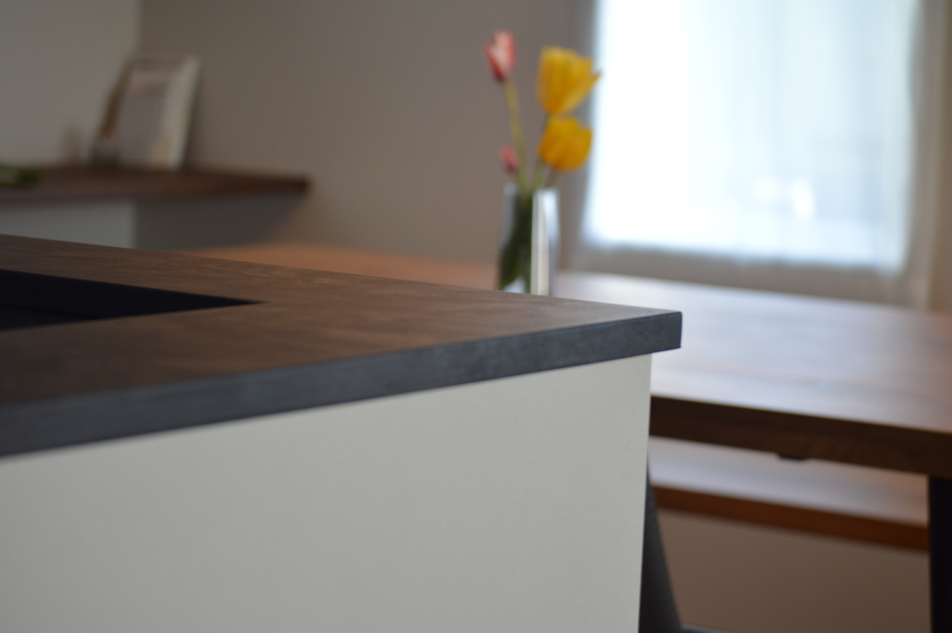 圧迫感の少ない、造作のキッチン腰壁