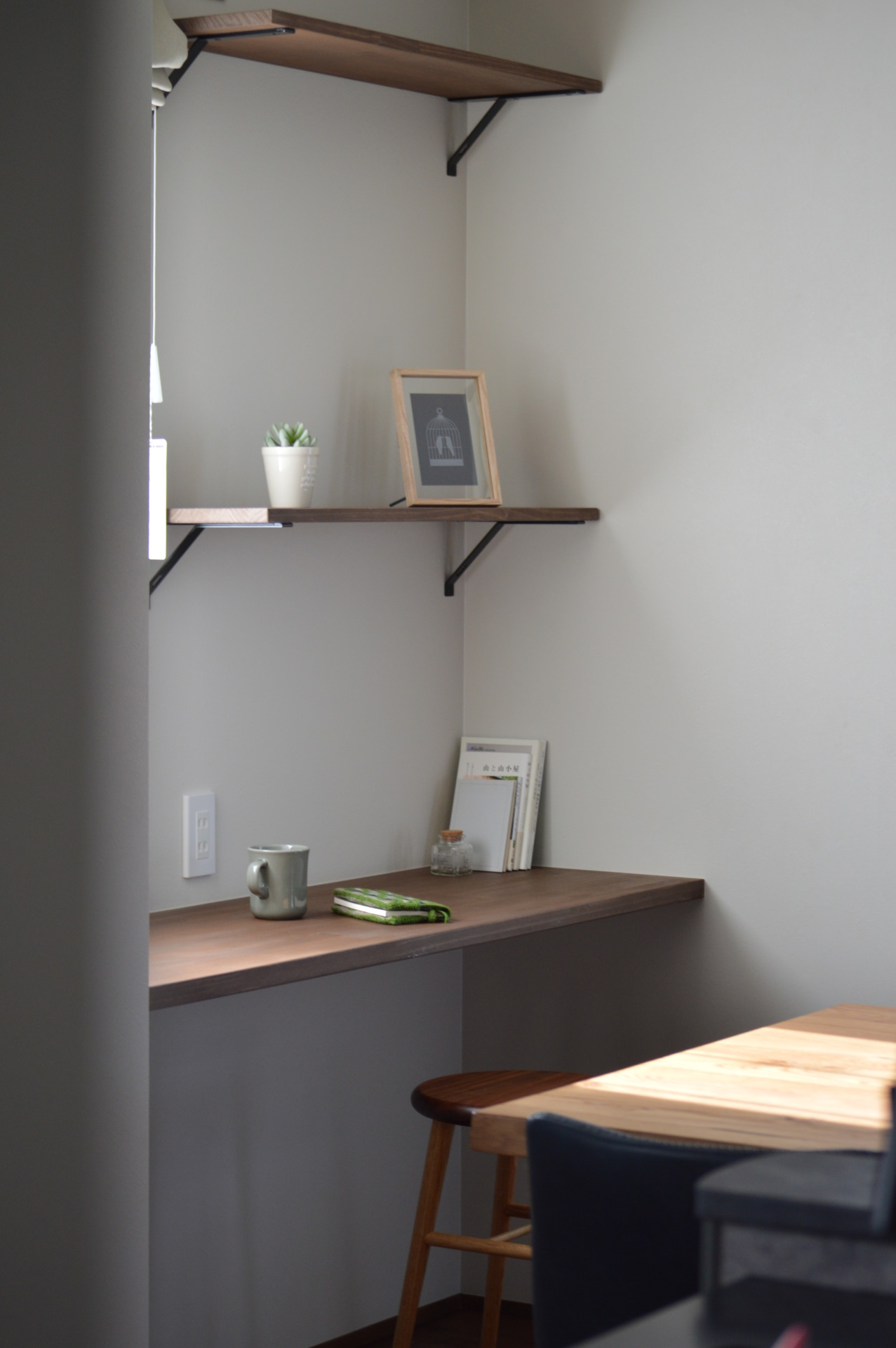 窓に面した造作カウンターの読書スペースと造作棚｜窓辺のコーナーデスク