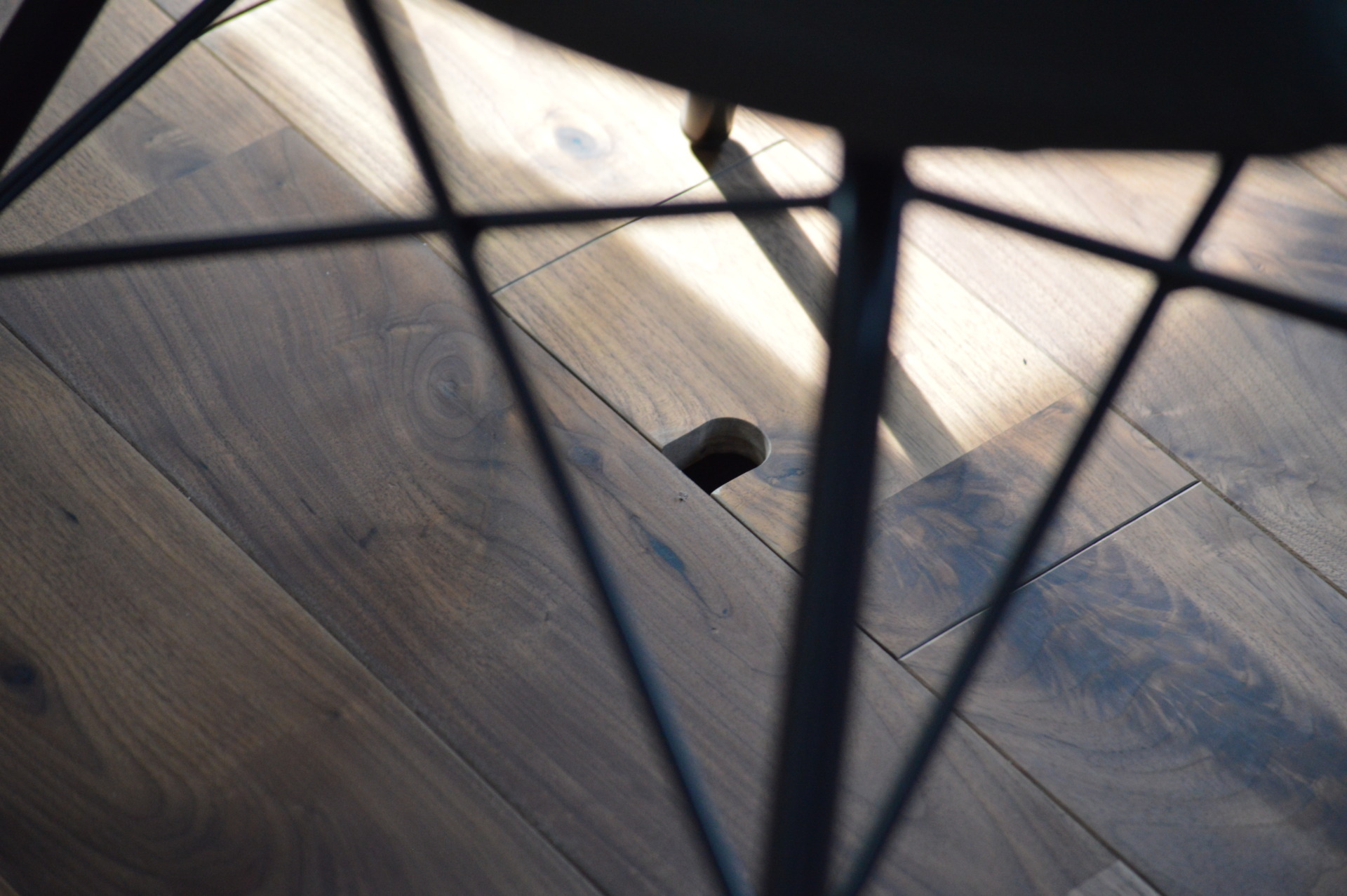 ブラックウォールナットの無垢床｜コンセント収納