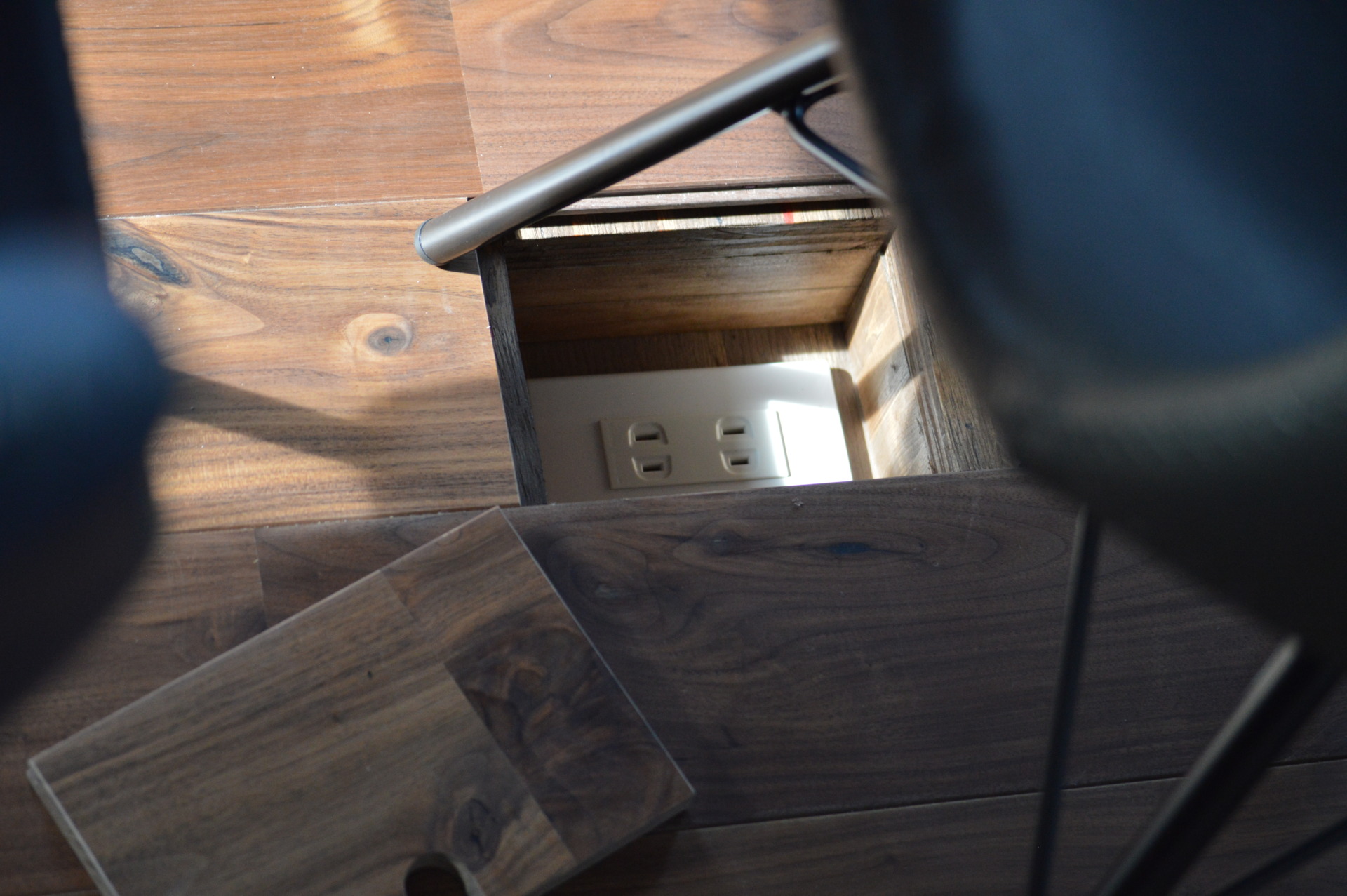 ブラックウォールナットの無垢床｜コンセント収納の内側