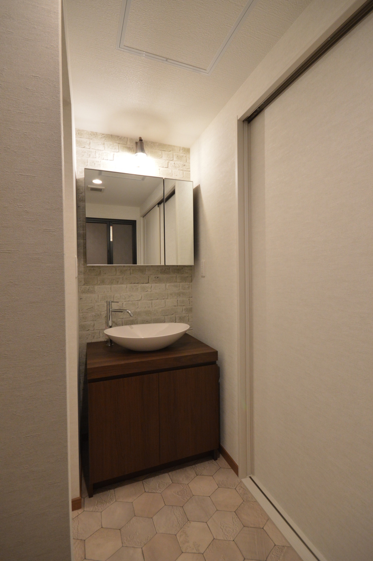 マンションの洗面室。
